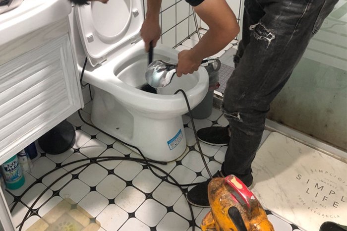 海城马桶堵塞自己疏通还是找师傅？专业上门服务让你省时更省心